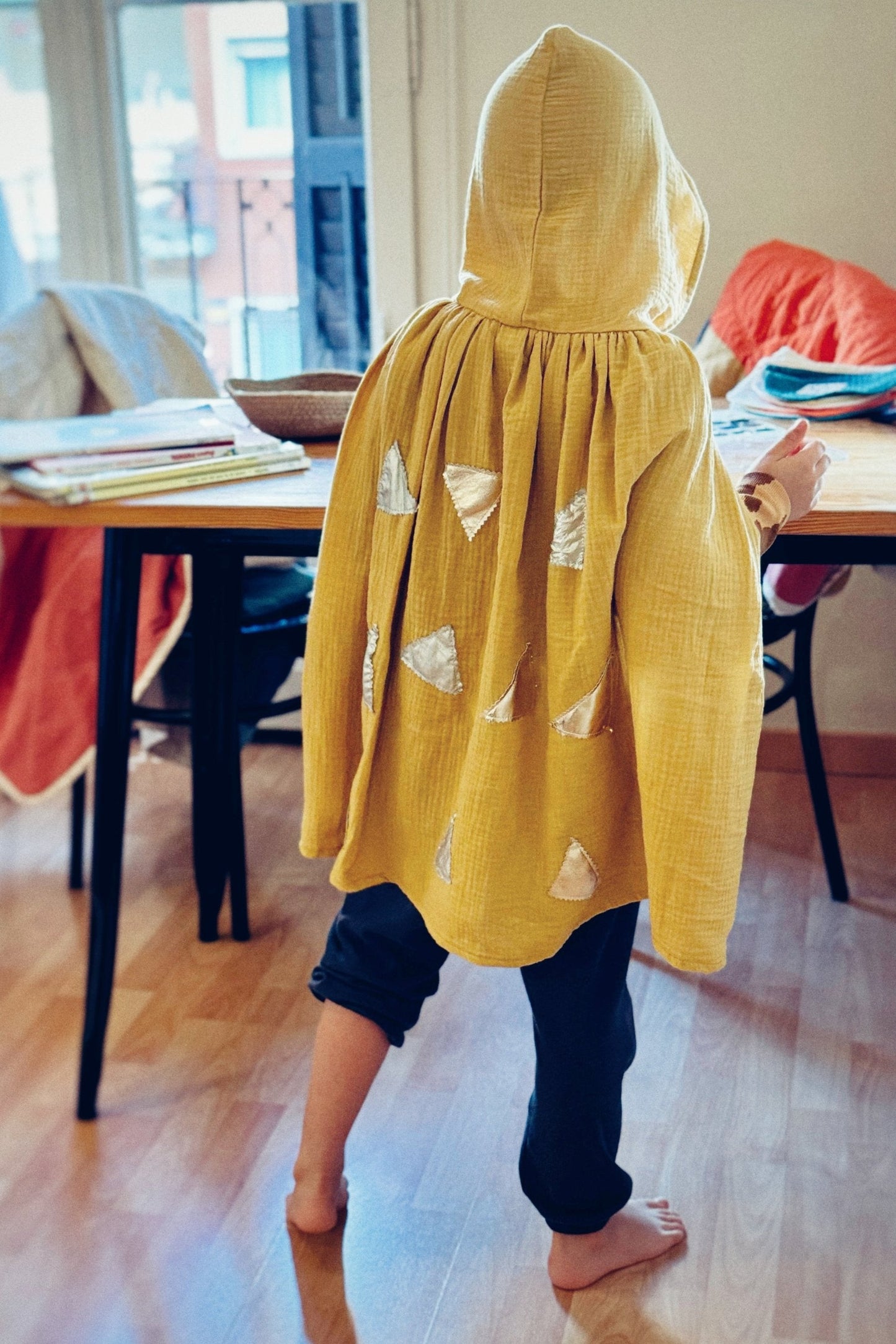 disfraces infantiles: disfraz de capa con capucha